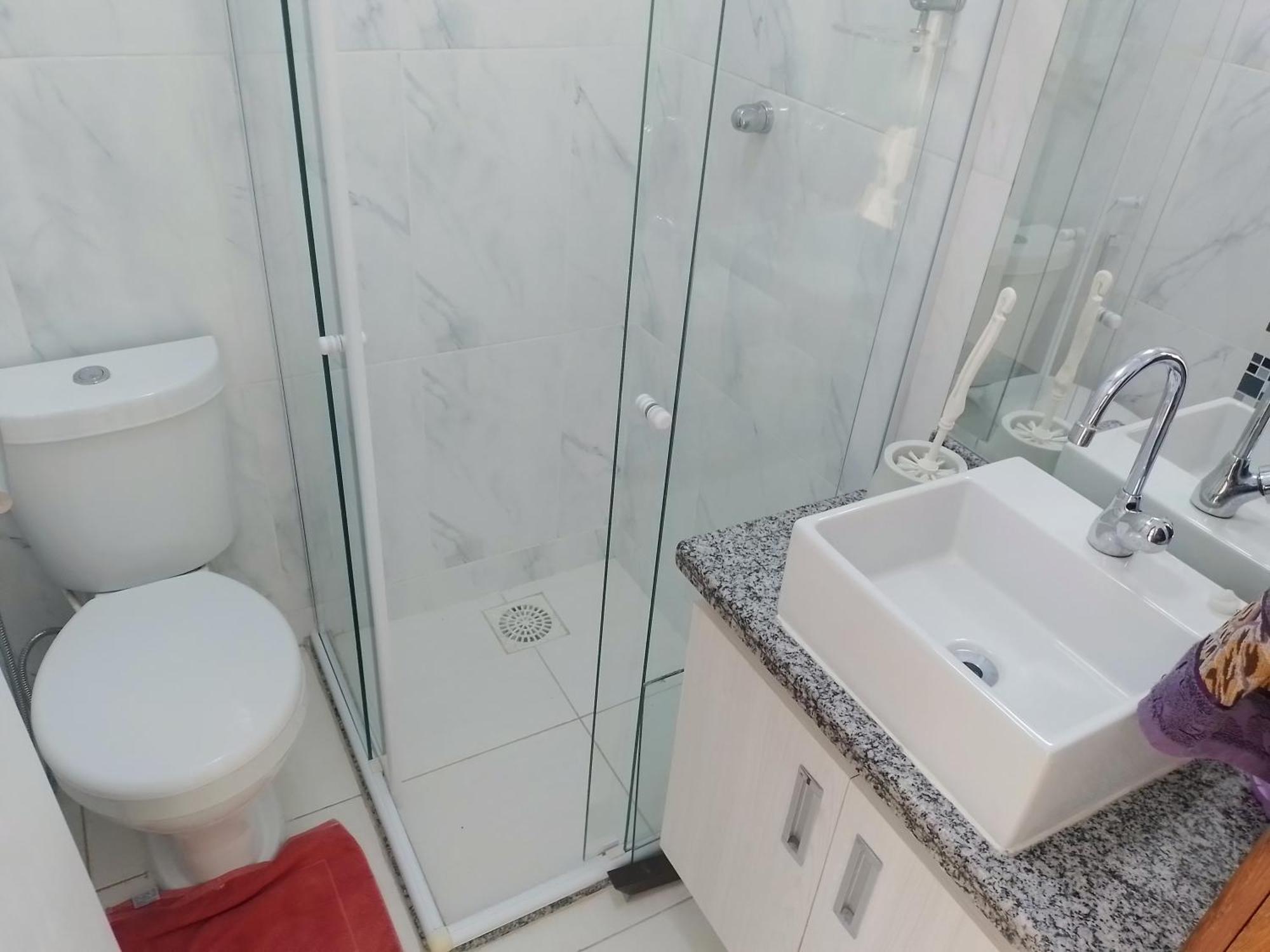 Belo Ape De 2 Quartos Com Ar-condicionado Na Quadra Da Praia!