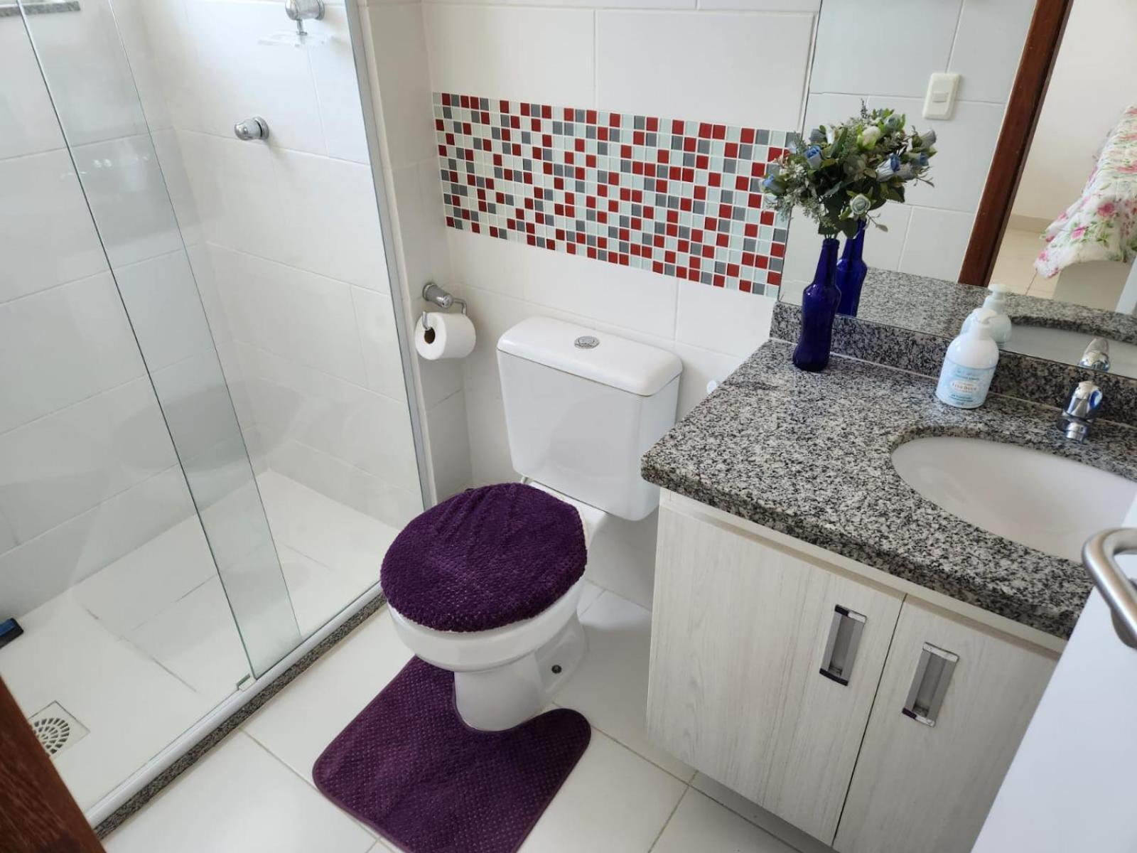 Apartamento Belo Ape De 2 Quartos Com Ar-condicionado Na Quadra Da Praia! *