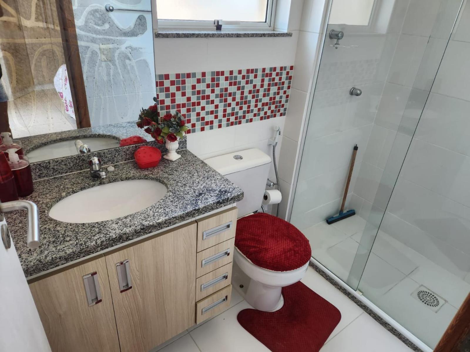 Belo Ape De 2 Quartos Com Ar-condicionado Na Quadra Da Praia! Apartamento